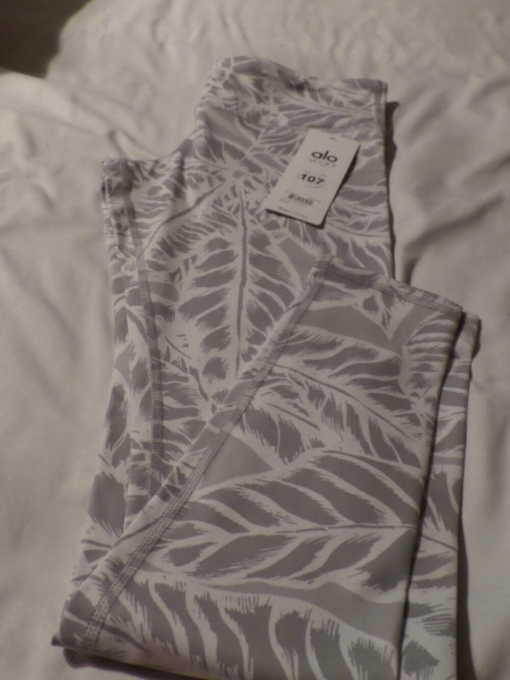 Alo Yoga High-Waisted Airbrush Leggings/Grey/White – NWT – Size M